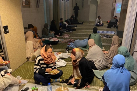 Groetjes uit Ridderkerk: Iftar in de Molukse moskee