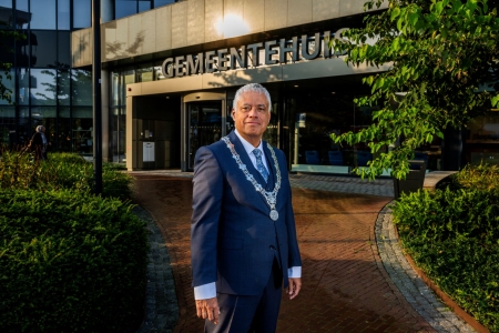 Groetjes uit Capelle aan den IJssel: de eerste Molukse burgemeester van Nederland