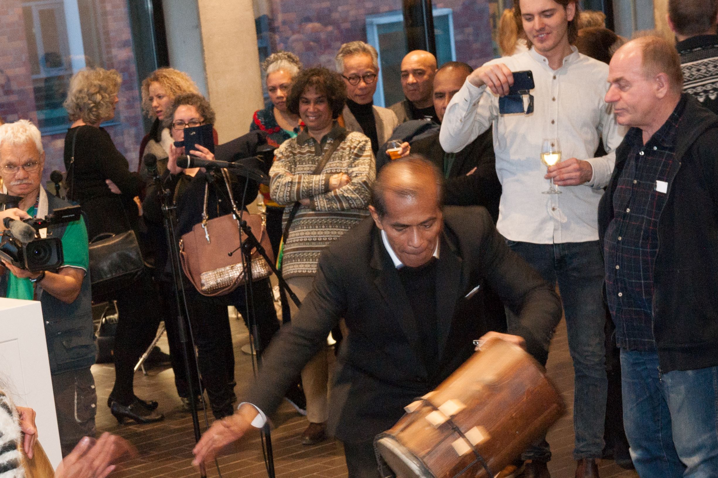 Dr. Chris Tamaela tijdens receptie na de oratie van prof. Fridus Steijlen (collectie MHM)