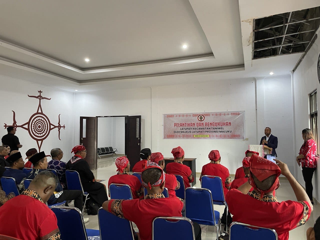 Museum Maluku Versterkt Internationale Samenwerking na Werkbezoek aan de Molukken, Presentatie Museum Maluku tijdens ceremonie beëdiging adat-oudsten van West-Seram op Kantor Latupati