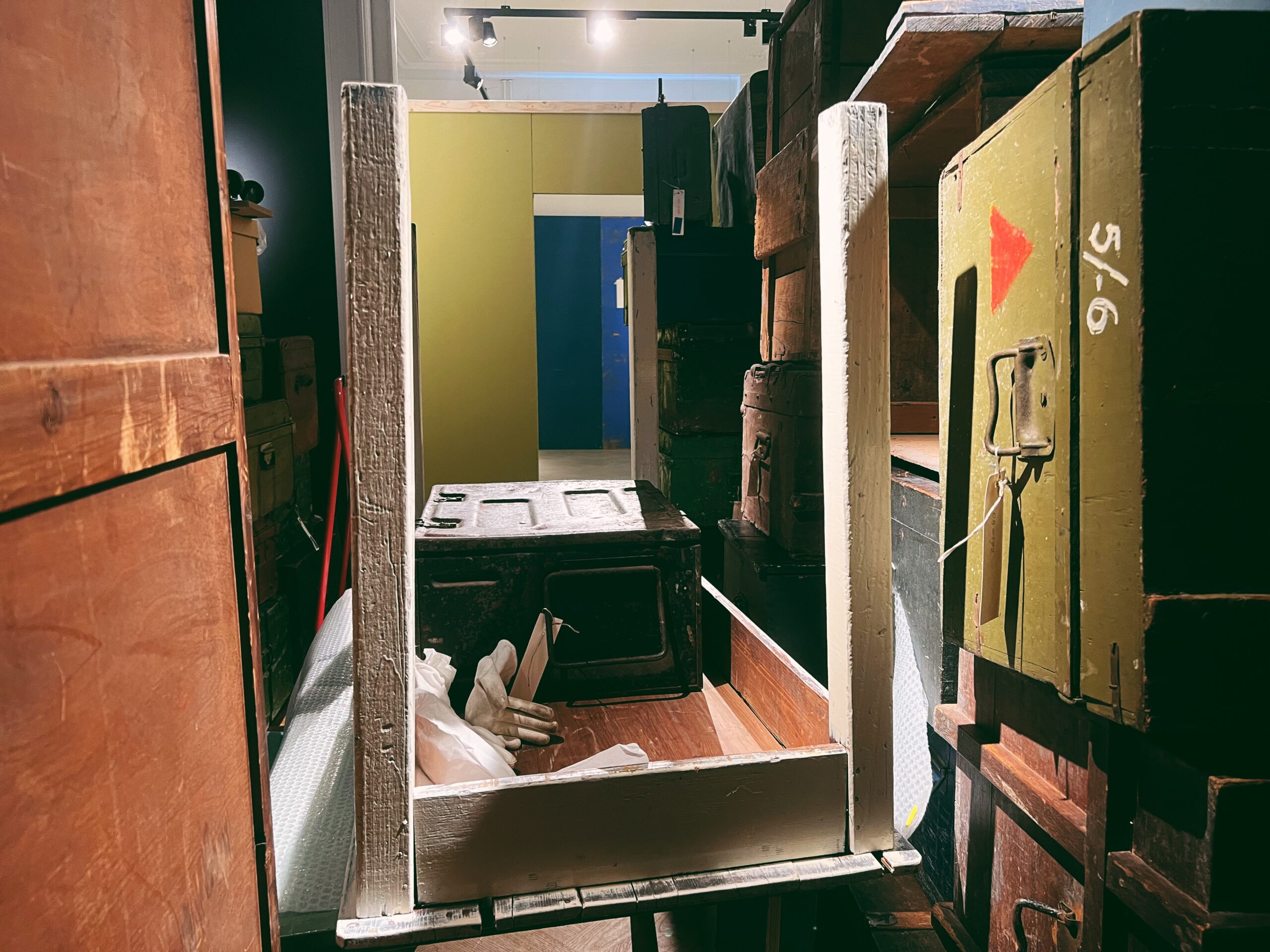 Opbouw expositie, Afgestoft: Van kist naar kast, Museum Maluku, Museum Sophiahof, Den Haag