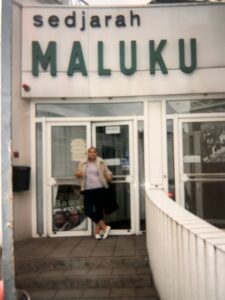 Tatiana Wenno voor de voormalige locatie van Museum Maluku.