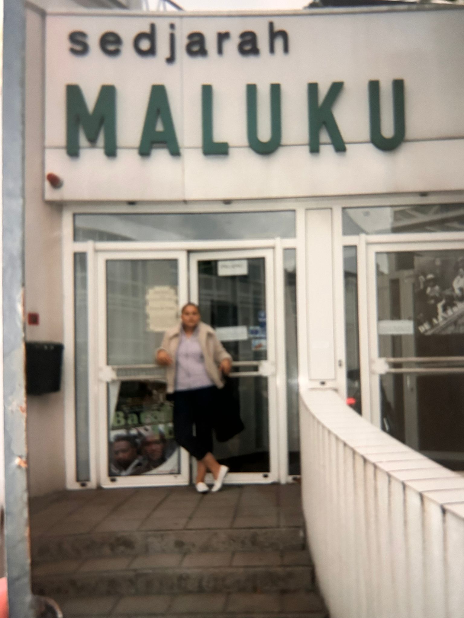 Tatiana Wenno voor de voormalige locatie van Museum Maluku.