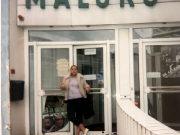 Tatiana Wenno voor de voormalige locatie van Museum Maluku.