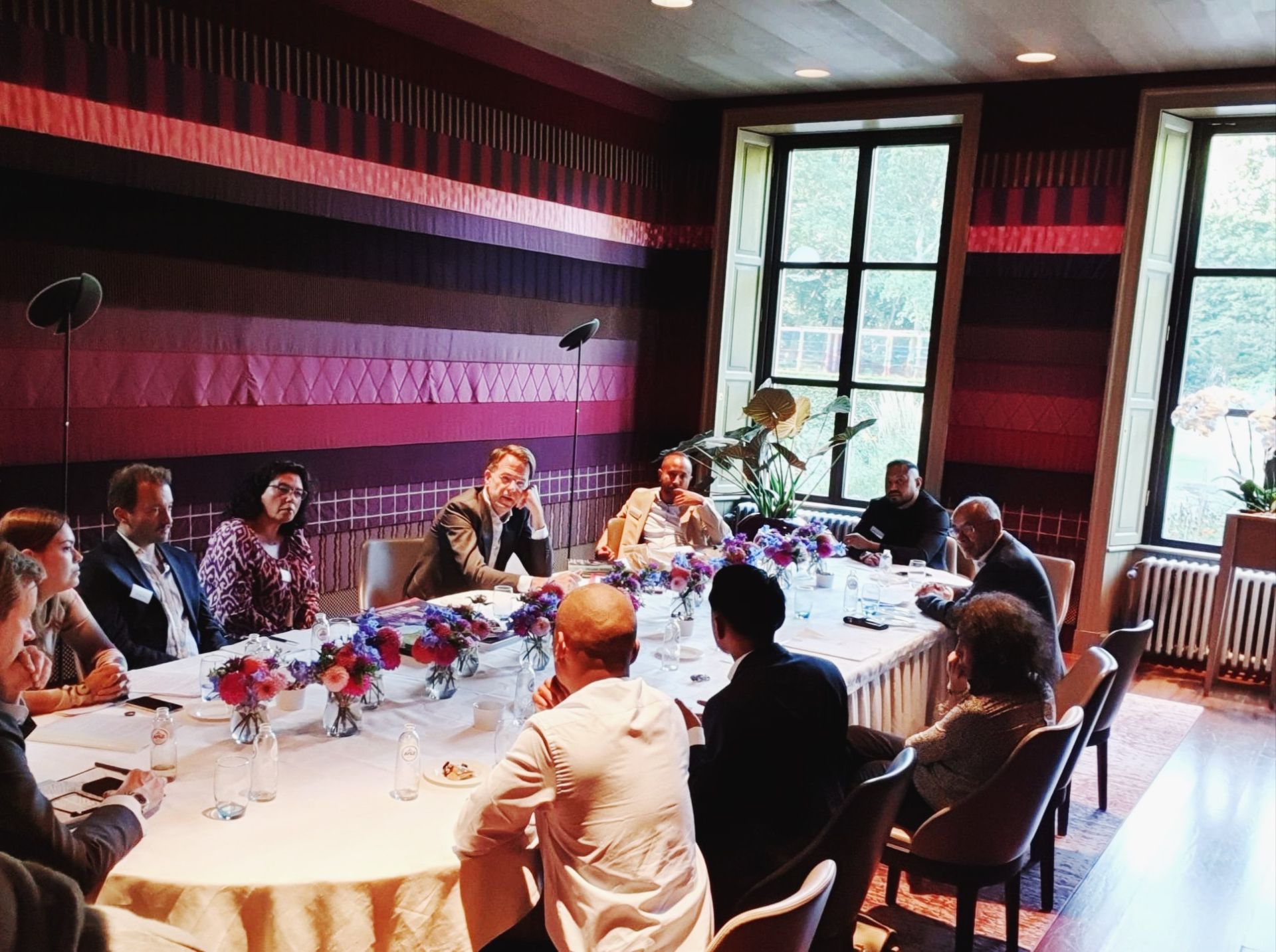 Wij zijn hier, omdat jullie daar waren, column, Henry Timisela, gesprek, minpres Mark Rutte