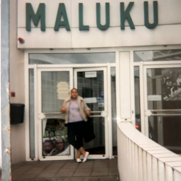 Tatiana Wenno voor de voormalige locatie van Museum Maluku.