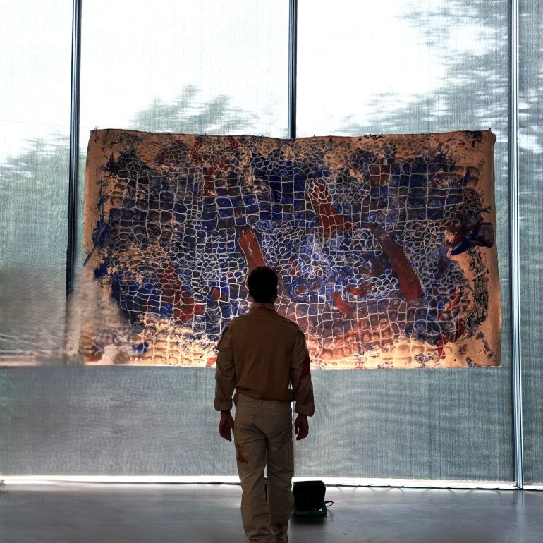Jefta Tanate voor het kunstwerk Buaya
